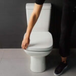 Kit Vaso Sanitário com Caixa Acoplada e Assento Branco Duplo Acionamento 3 6L Saída Vertical Square Roca - Imagem 6